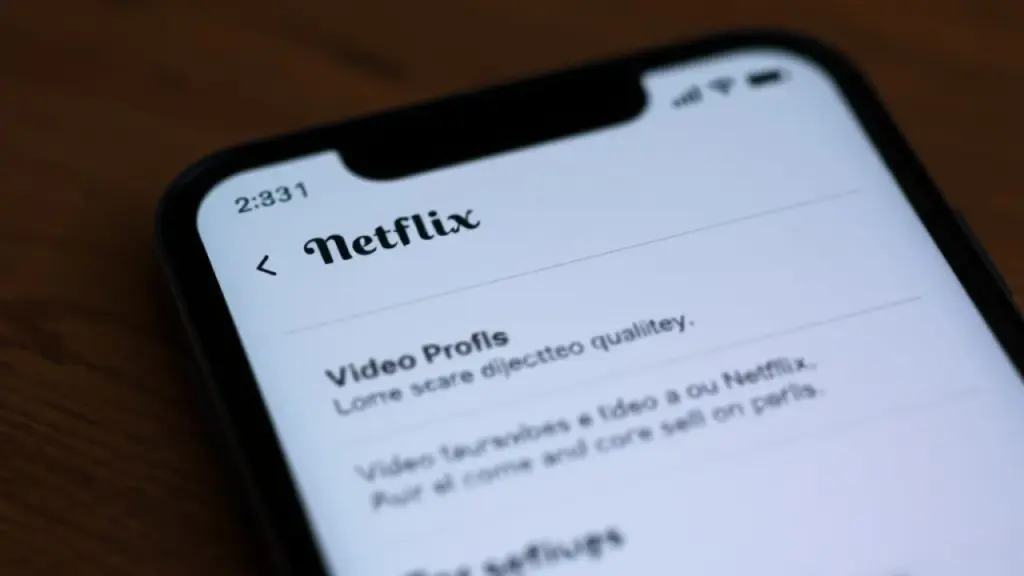 Configurações do Netflix no celular: personalização e qualidade de vídeo em português.