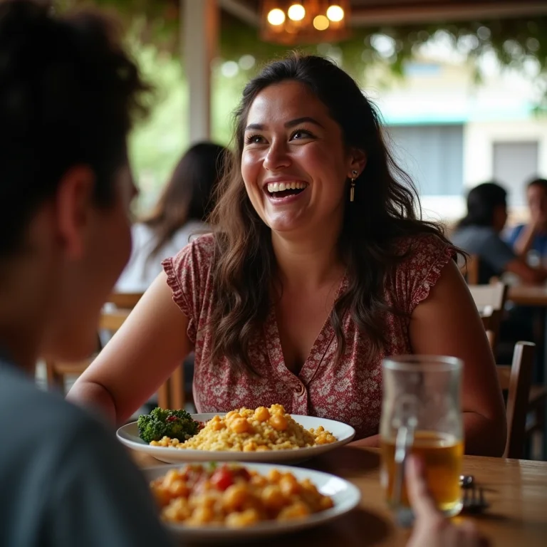 Mulher aproveitando prato típico em restaurante de Petrópolis