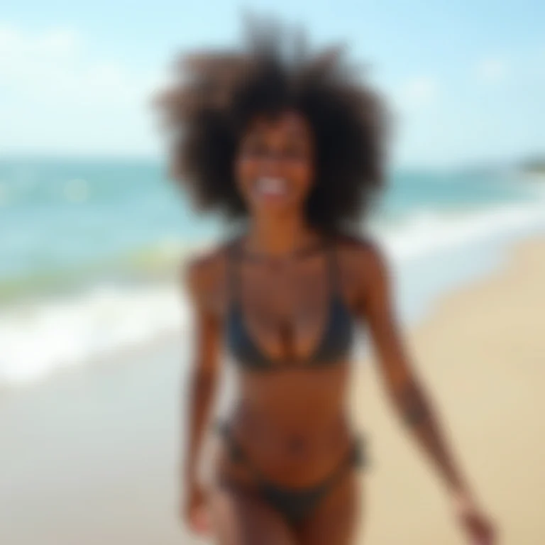 Mulher negra sorrindo e aproveitando um dia ensolarado na praia.