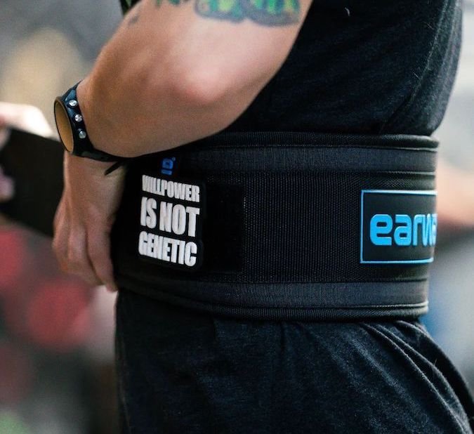 Dicas de Styling: Combinando Cintos Finos com Vestidos e Saias