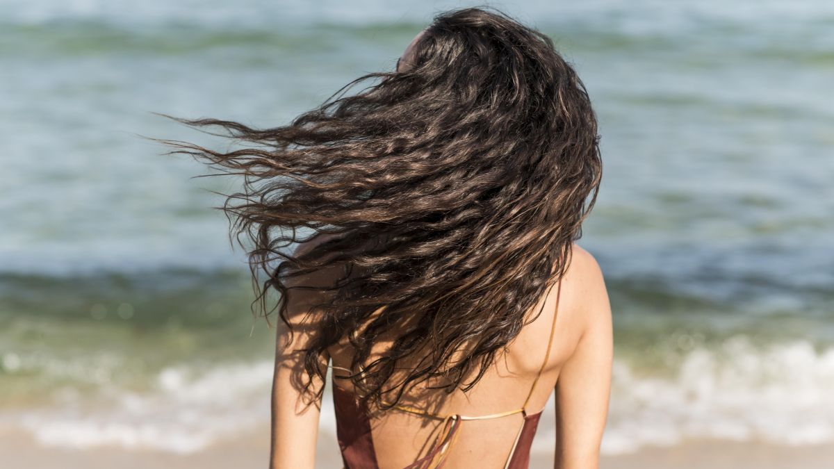 Rotina de cuidados com o cabelo cacheado na praia