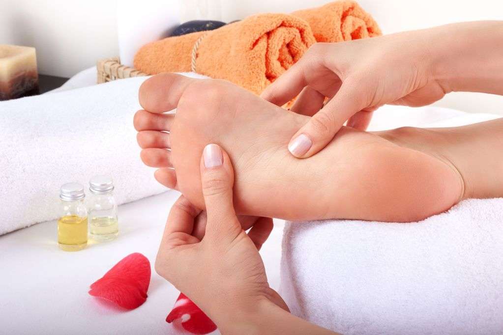 como fazer massagem relaxante nos pés