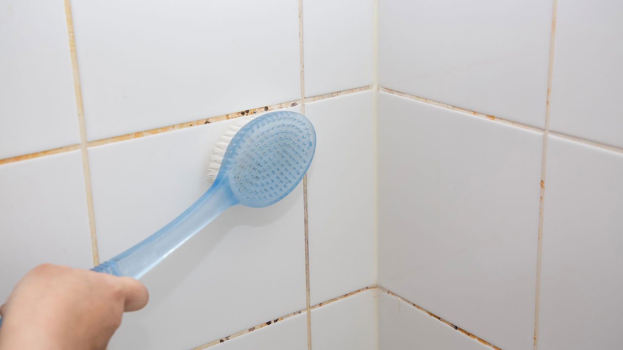 como limpar rejunte de banheiro