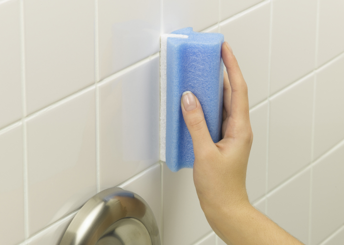 como limpar rejunte de banheiro