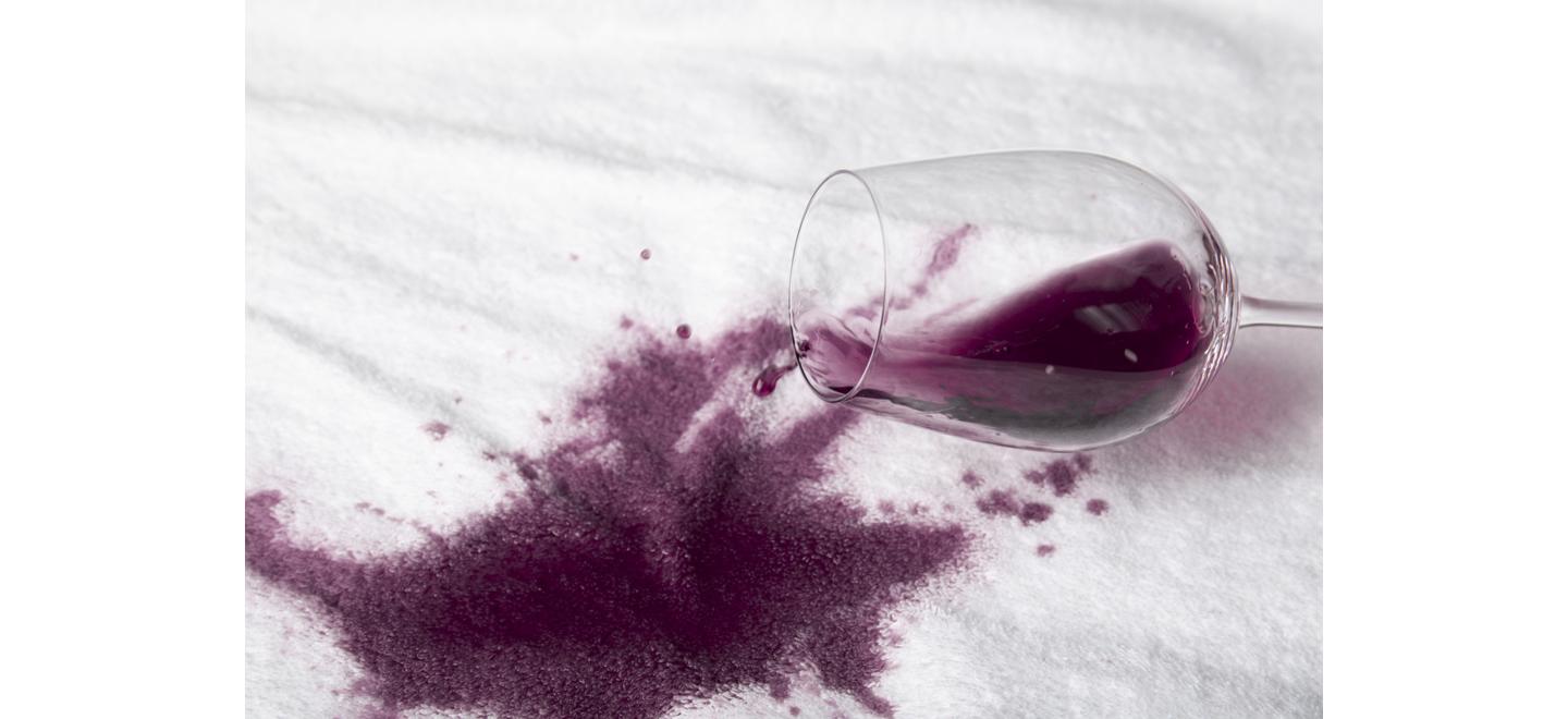 Guia Completo: Como Prevenir Manchas de Vinho em Festas