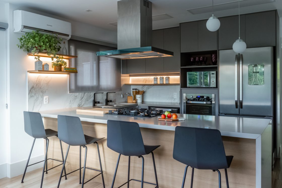 Cozinha com Península em Apartamentos Pequenos: Dicas de Otimização