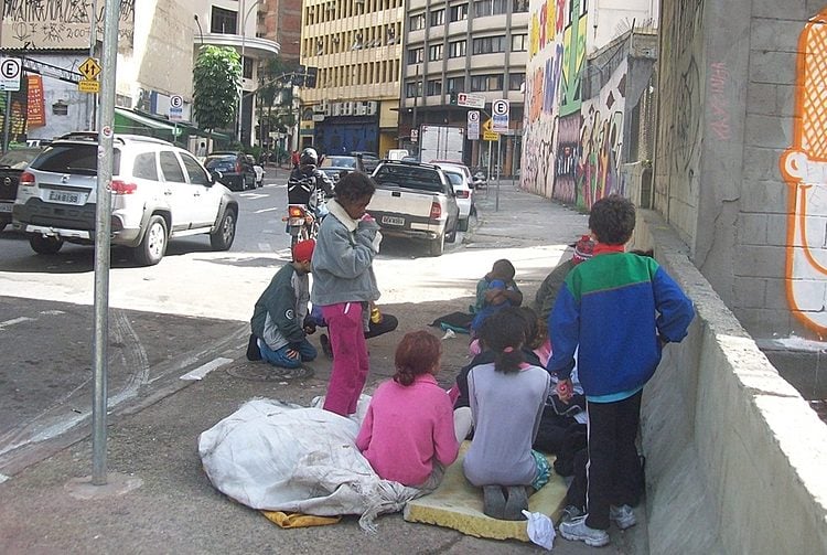 Como a Lei do Abandono Afetivo (Lei nº 15.240/2025) protege crianças em situação de rua
