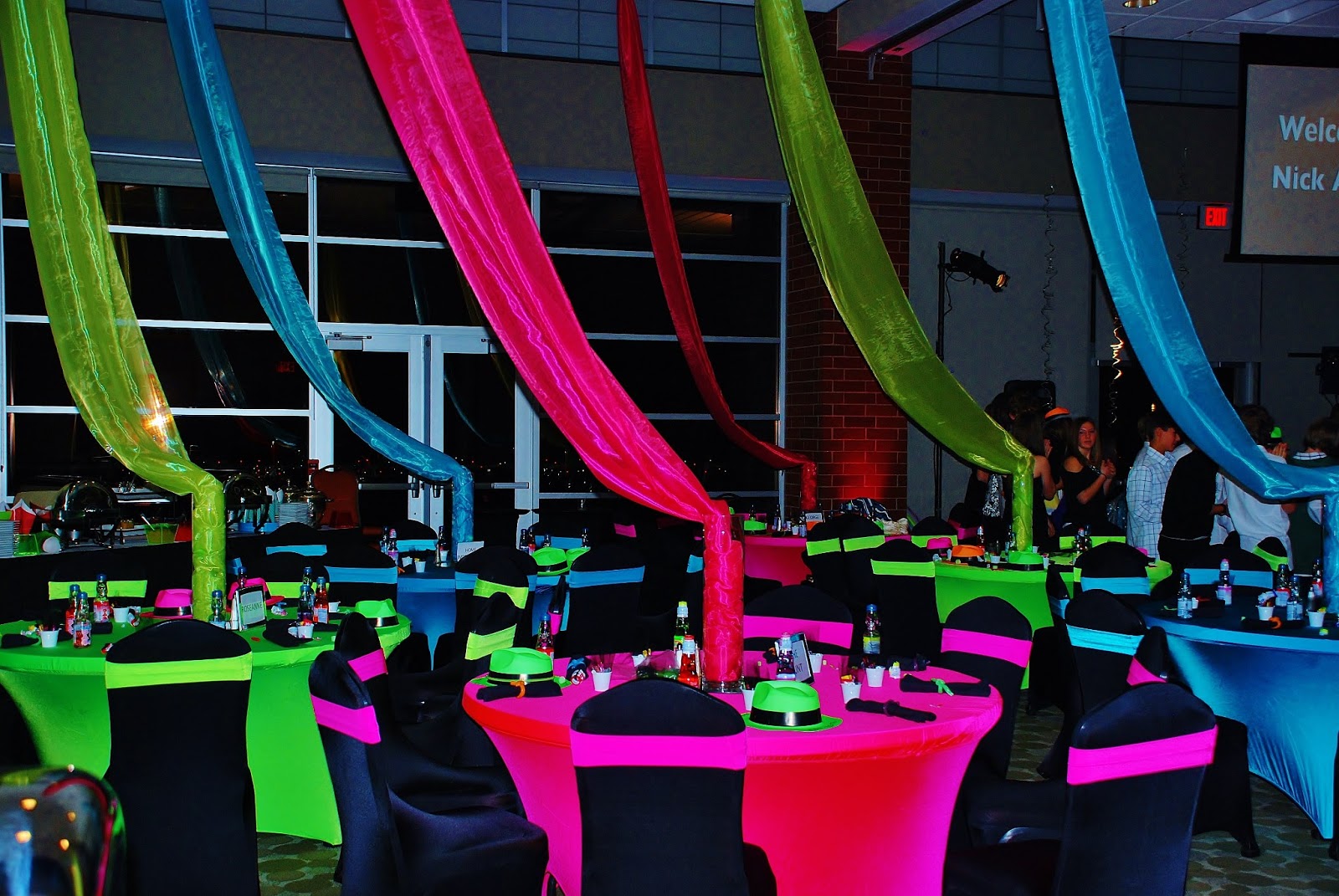 Elementos Suspensos: Luminárias e Adereços Criativos em Neon - inspiração 2