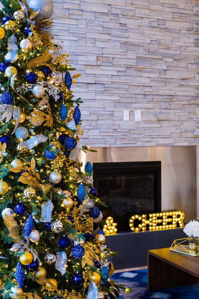 Azul com Prata: Modernidade e Brilho para um Visual Contemporâneo - inspiração 1