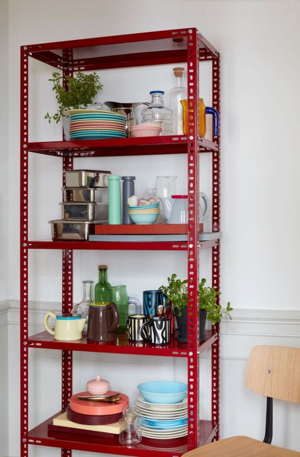 Cozinha Funcional e Chic com Estantes de Aço - inspiração 1