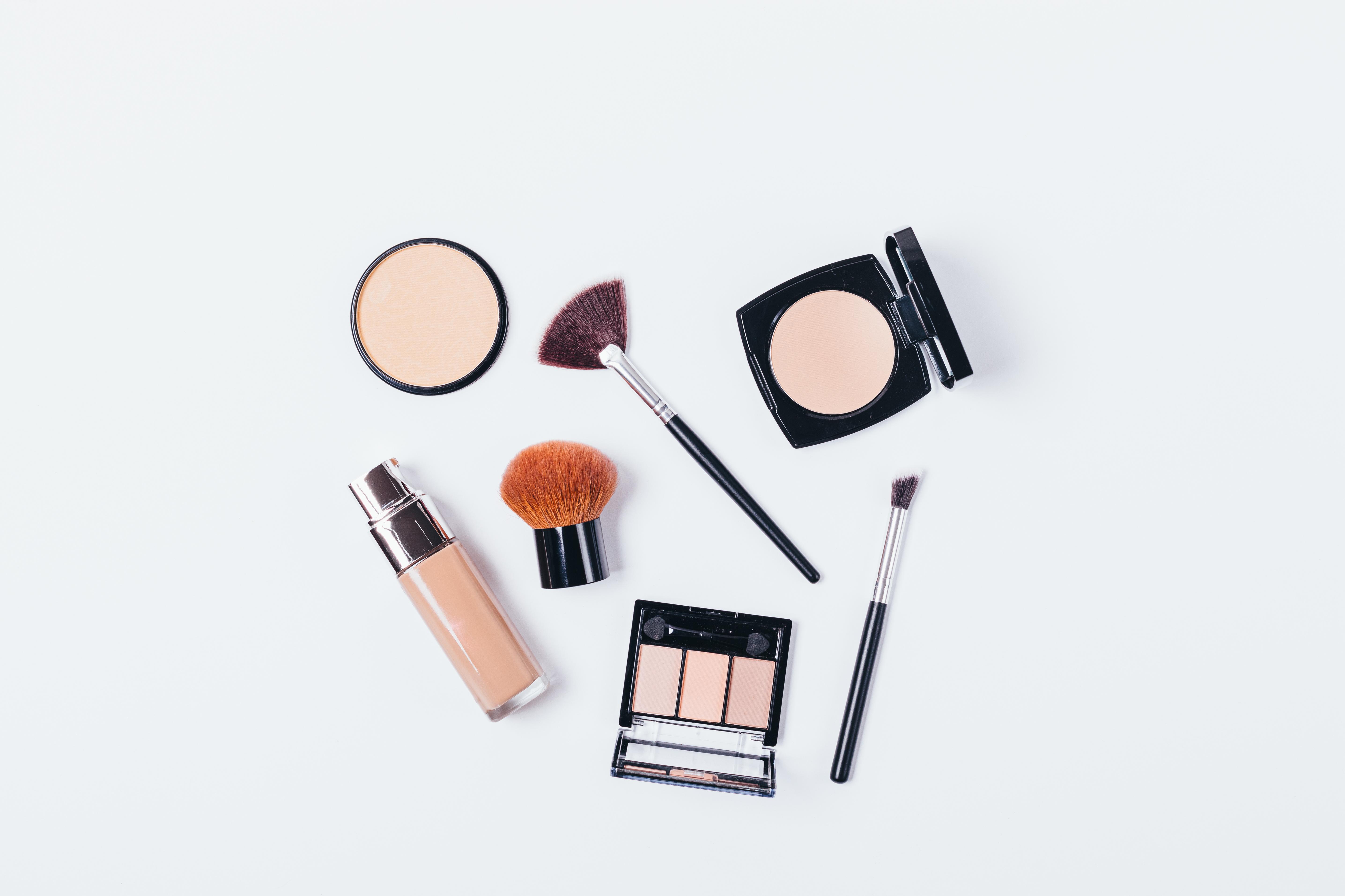 Desvendando a Maquiagem Clean Beauty: Marcas e Benefícios para sua Pele