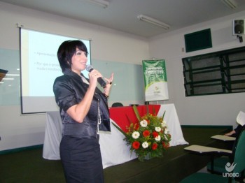 Como a cor da roupa impacta na sua mensagem como assessor