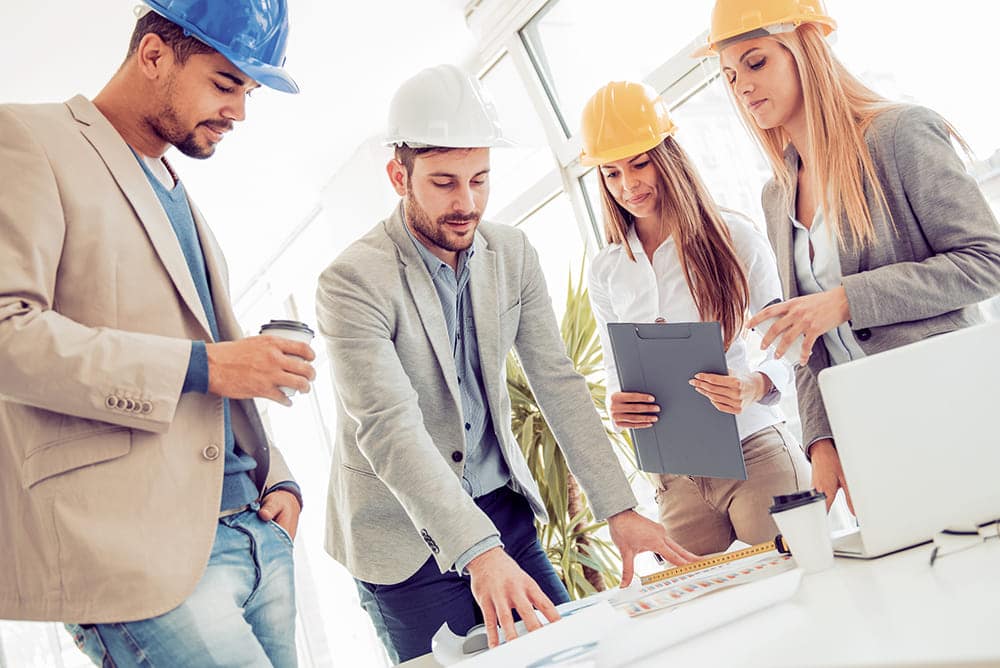 A Importância das Cores Neutras no Vestuário de Engenharia