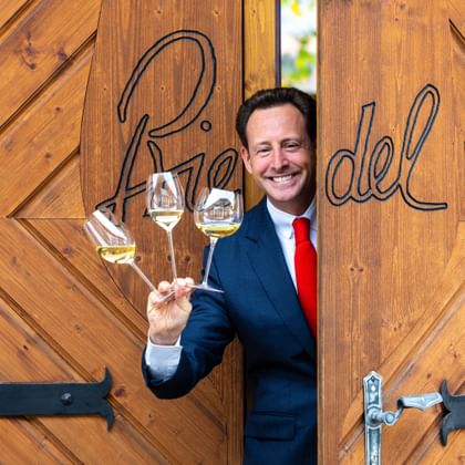 O Impacto do Perfume na Experiência Sensorial do Vinho: Dicas para Sommeliers