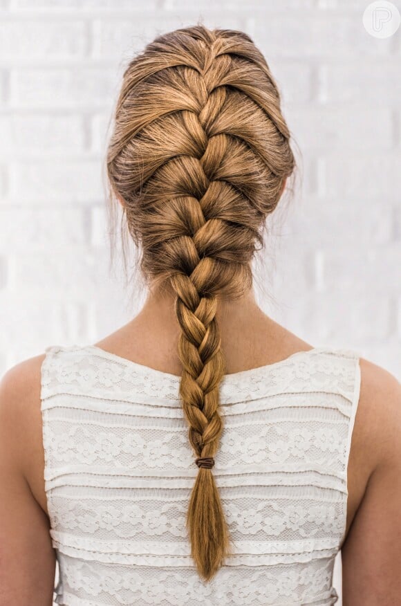 Como fazer trança embutida em cabelo cacheado