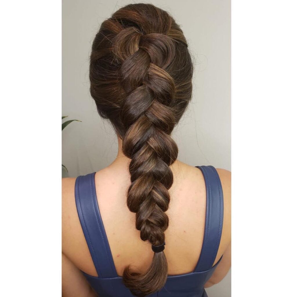 Como fazer trança embutida em cabelo cacheado