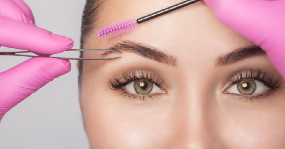 Maquiagem Rápida para Cobrir Falhas na Sobrancelha em 5 Minutos