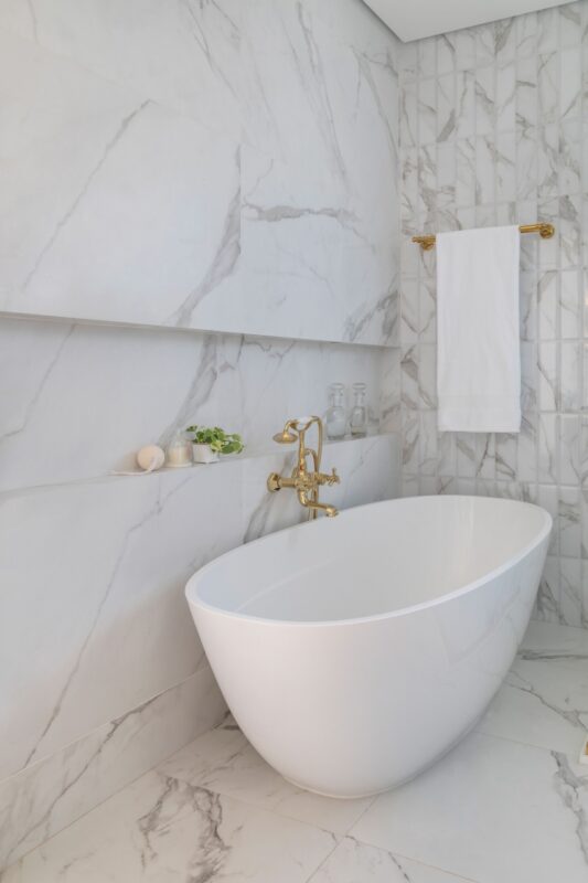 Tendências de Cores e Texturas em Revestimentos para Banheiros em 2025