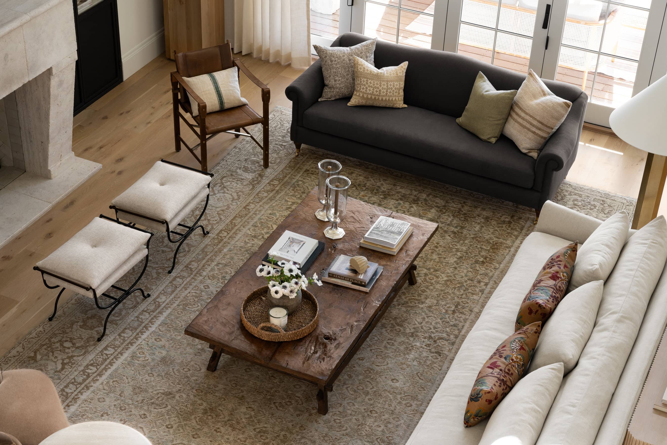 sala com dois sofás