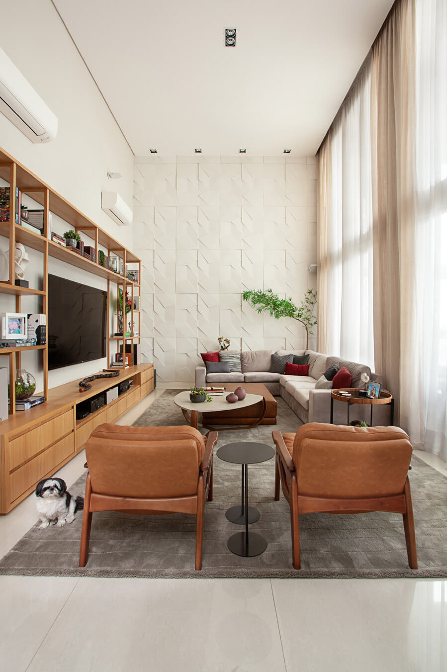 Decoração Criativa: Aproveitando a Verticalidade do Pé-Direito Alto