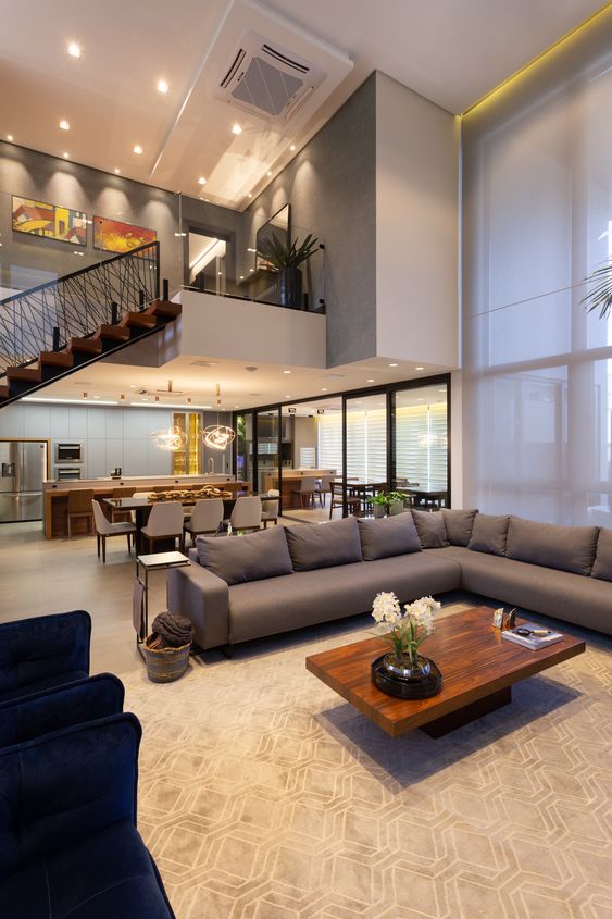 Decoração Criativa: Aproveitando a Verticalidade do Pé-Direito Alto