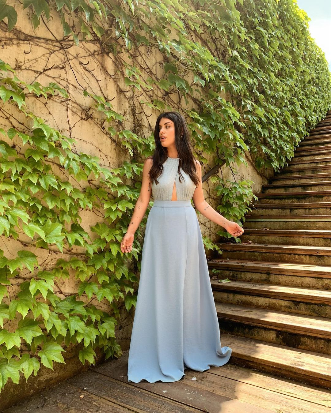 O Segredo da Silhueta Alongada: Decotes que Fazem a Diferença - inspiração 1