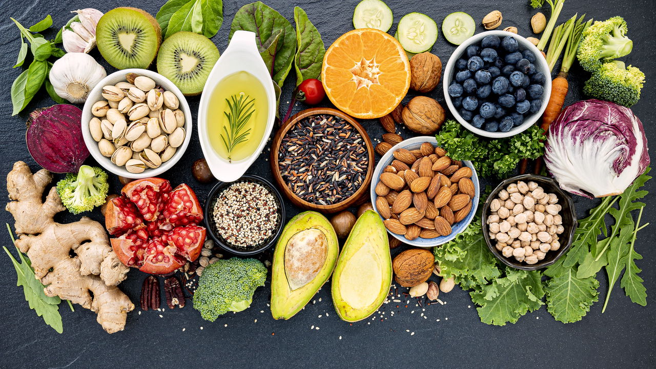 Mitos e verdades sobre a hidratação da pele pela alimentação