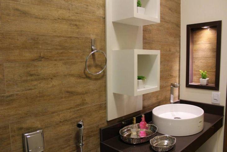 Guia Completo: Como Escolher o Porcelanato Amadeirado Ideal para seu Banheiro