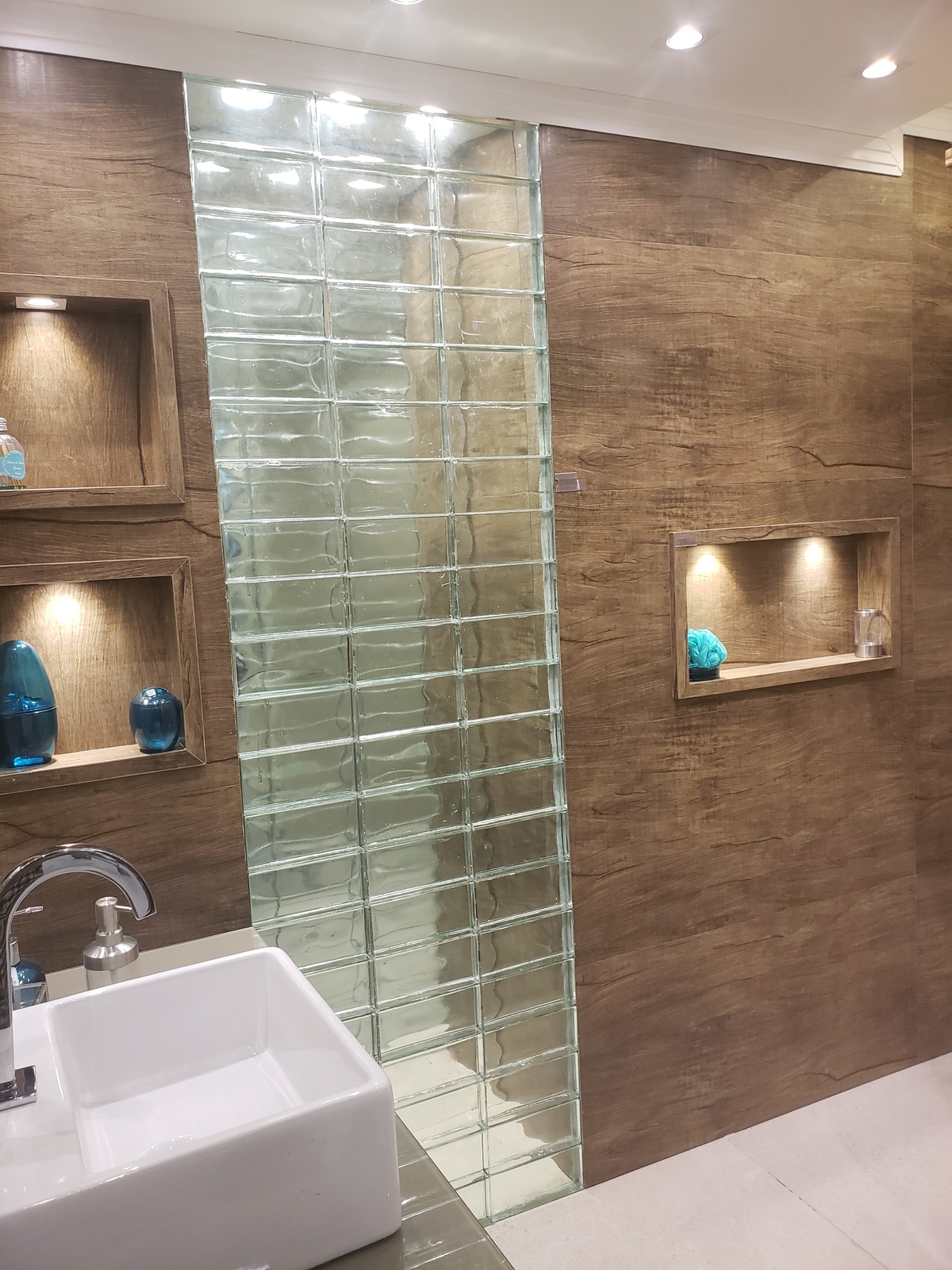 Combinando Cores e Metais com Porcelanato Amadeirado no Banheiro