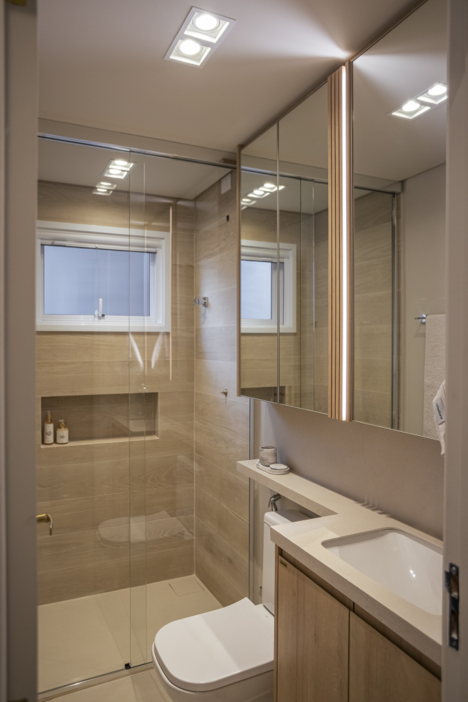 banheiro com porcelanato que imita madeira