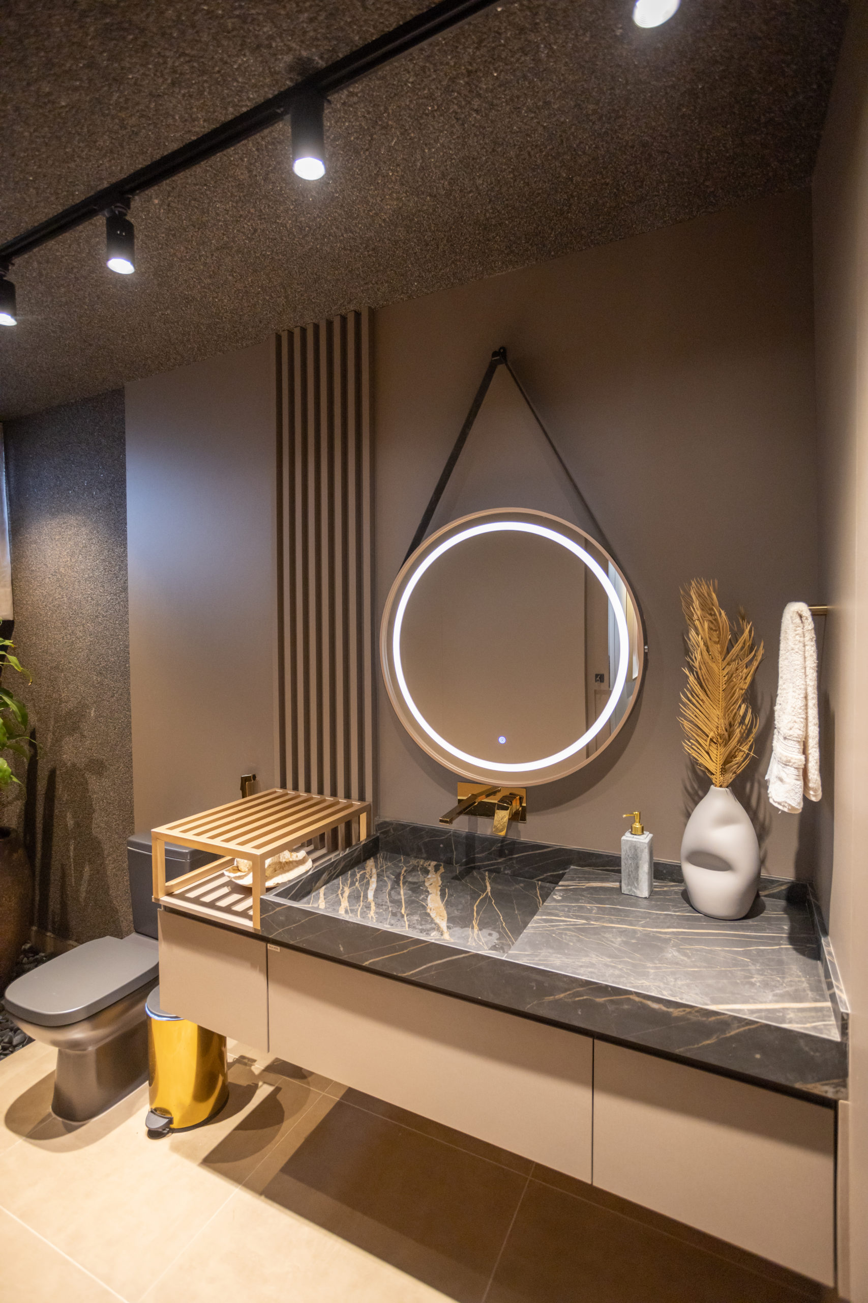 Como Escolher as Cores Certas para Ampliar seu Banheiro Pequeno