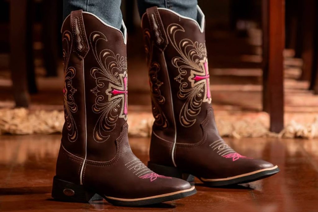 bota texana ou coturno para look country