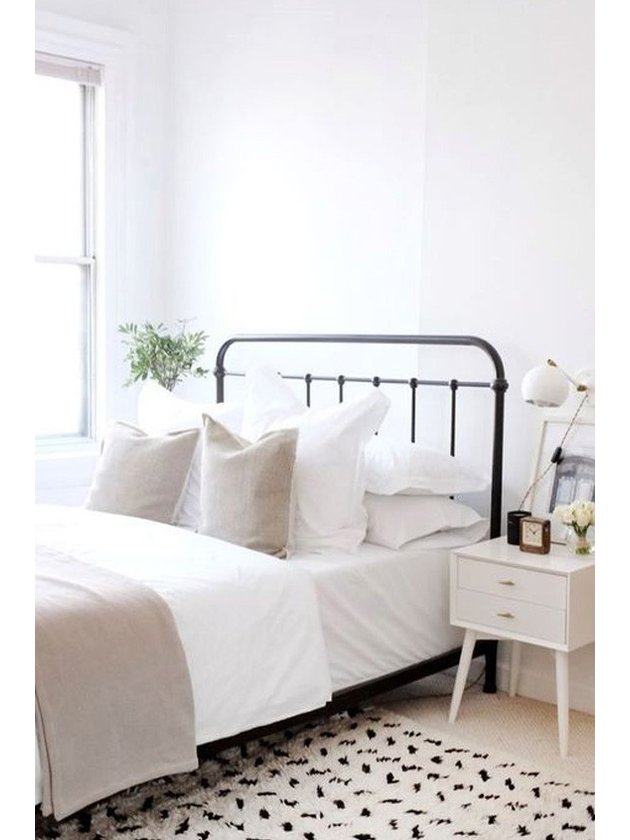 Guia Completo: Escolhendo a Cama de Ferro Perfeita para Seu Quarto; Decoração Industrial: Como Integrar uma Cabeceira de Ferro no Seu Ambiente; Cabeceiras Vintage: O Charme Atemporal do Ferro Forjado; Manutenção de Móveis de Ferro: Dicas para Aumentar a Vida Útil da Sua Cabeceira; Cama Box ou Estrutura Completa? Entenda a Melhor Fixação para Sua Cabeceira de Ferro