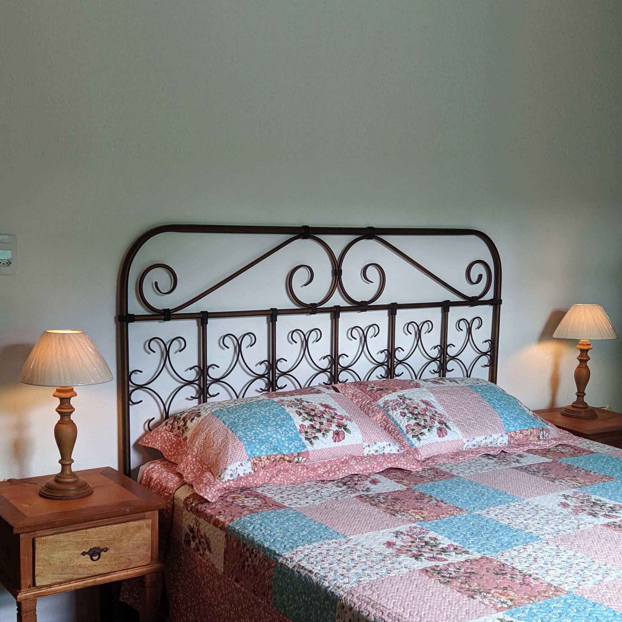 Guia Completo: Escolhendo a Cama de Ferro Perfeita para Seu Quarto; Decoração Industrial: Como Integrar uma Cabeceira de Ferro no Seu Ambiente; Cabeceiras Vintage: O Charme Atemporal do Ferro Forjado; Manutenção de Móveis de Ferro: Dicas para Aumentar a Vida Útil da Sua Cabeceira; Cama Box ou Estrutura Completa? Entenda a Melhor Fixação para Sua Cabeceira de Ferro