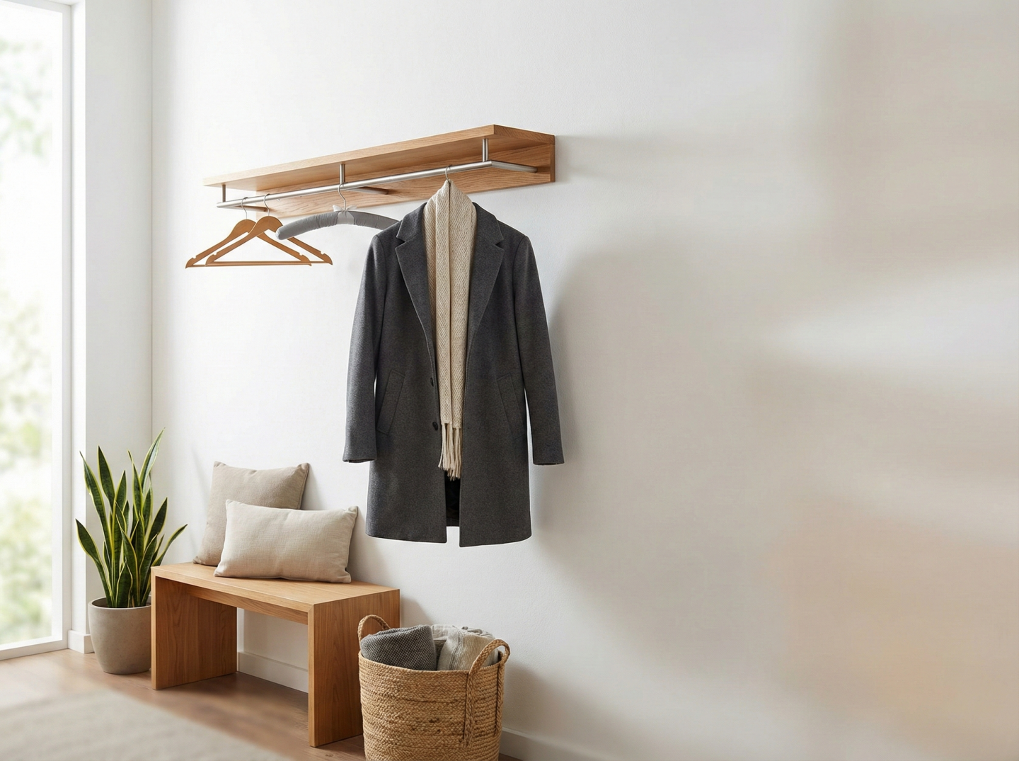 Cabides de Veludo vs. Madeira: Qual o Melhor para o Seu Closet?