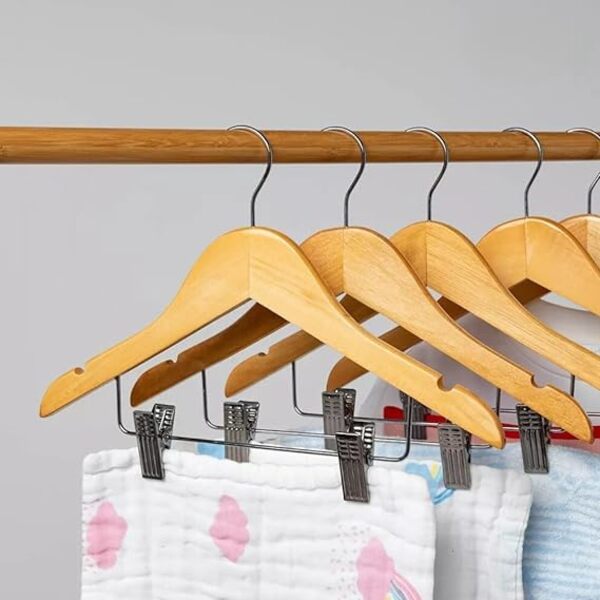 Como Otimizar o Espaço do Guarda-Roupa com Cabides Padronizados