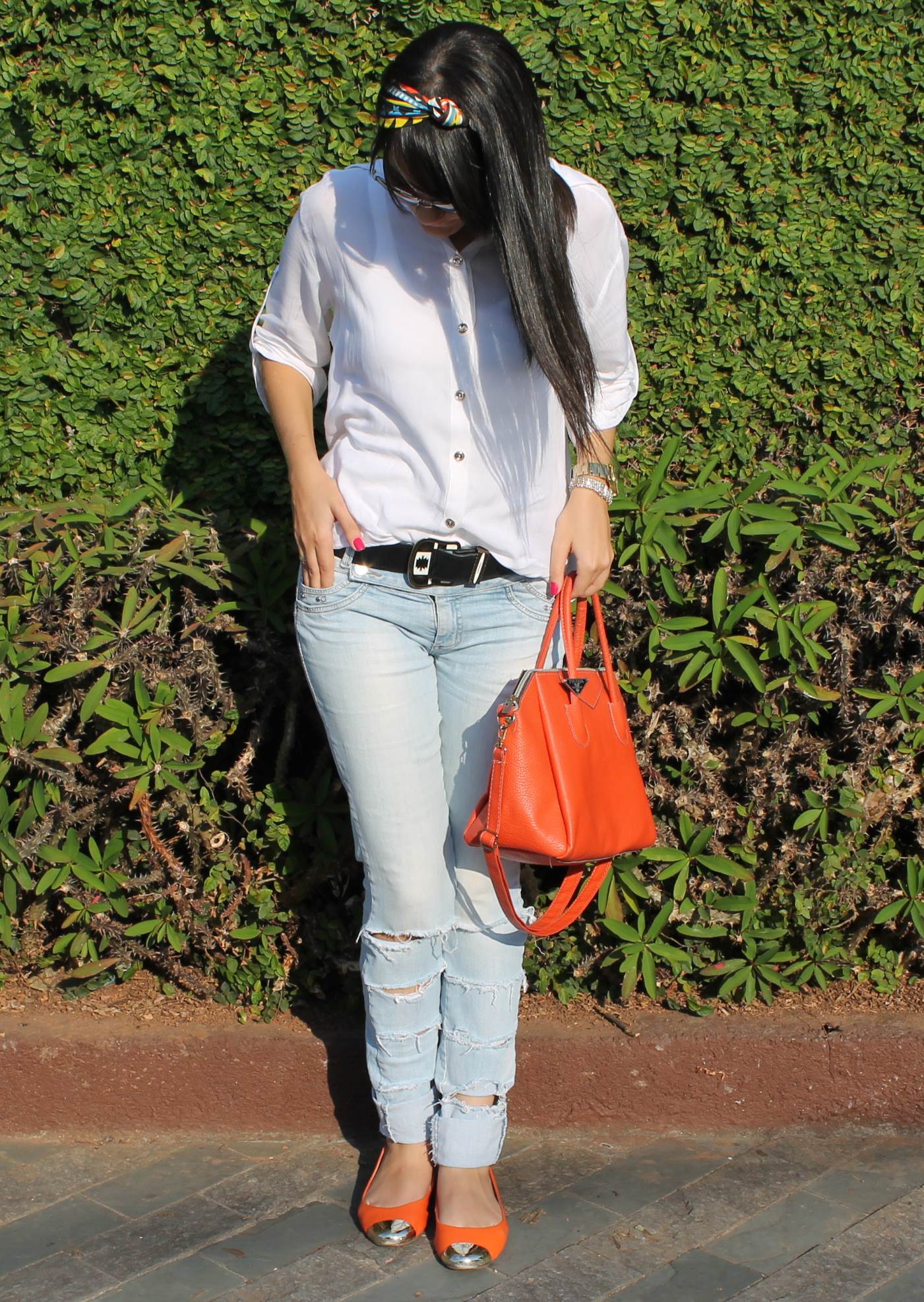 Acessórios Essenciais para Complementar seu Look com Jeans Rasgado