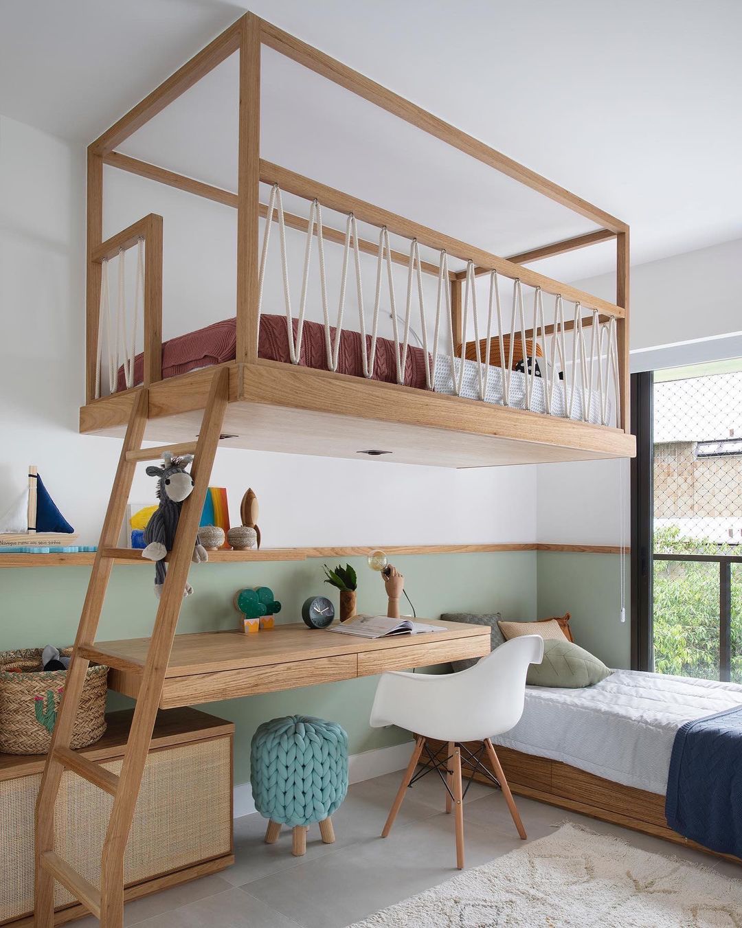 cama suspensa com escrivaninha embaixo