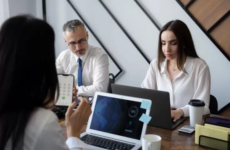 5 ideias de títulos:
1. Cibersegurança Jurídica: Guia Essencial para Advogados
2. LGPD e Advocacia: Como Proteger os Dados dos Seus Clientes
3. Ataques Cibernéticos em Escritórios de Advocacia: Prevenção e Resposta
4. O Papel da IA na Cibersegurança Jurídica: Oportunidades e Riscos
5. Medidas Práticas de Cibersegurança para Garantir o Sigilo Profissional