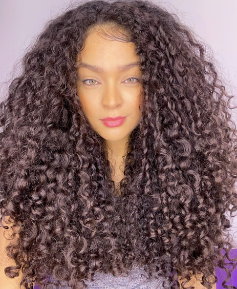 Fronha de Cetim: O Segredo para Cabelos Cacheados sem Frizz e Quebra