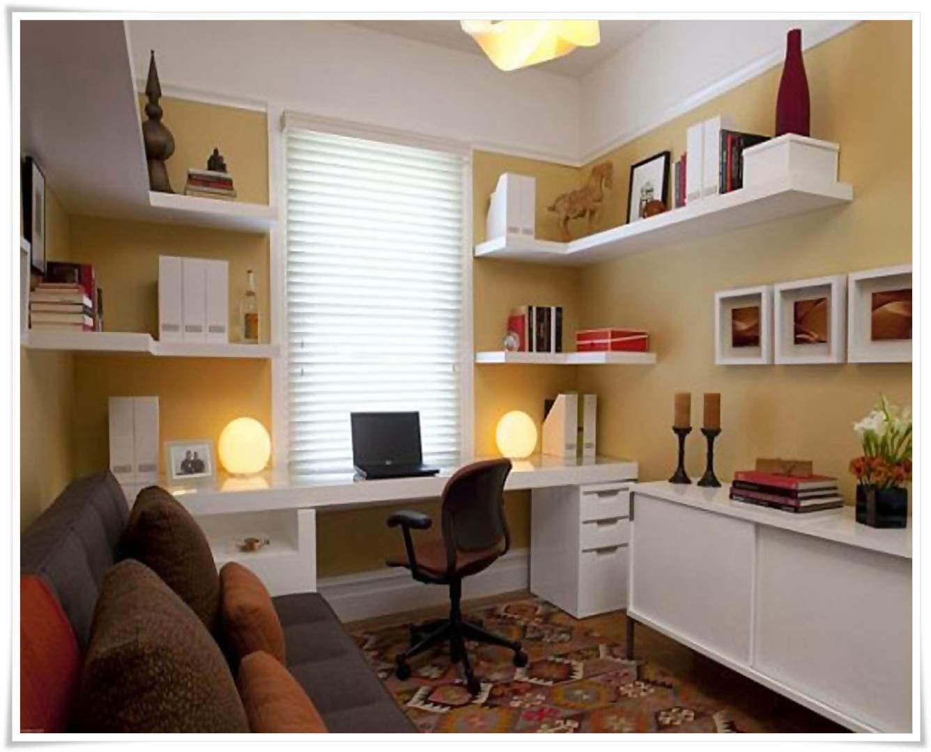 Decoração de Quarto Pequeno: O Poder das Cores Claras e Espelhos