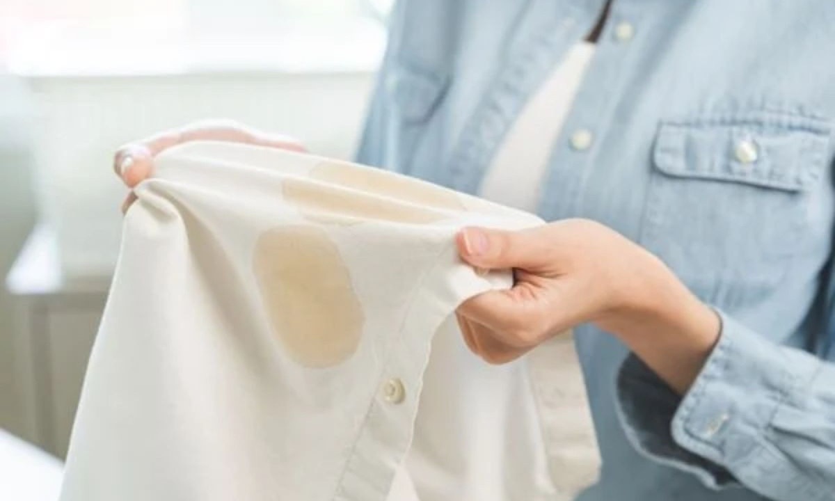 como tirar mancha amarela de roupa branca