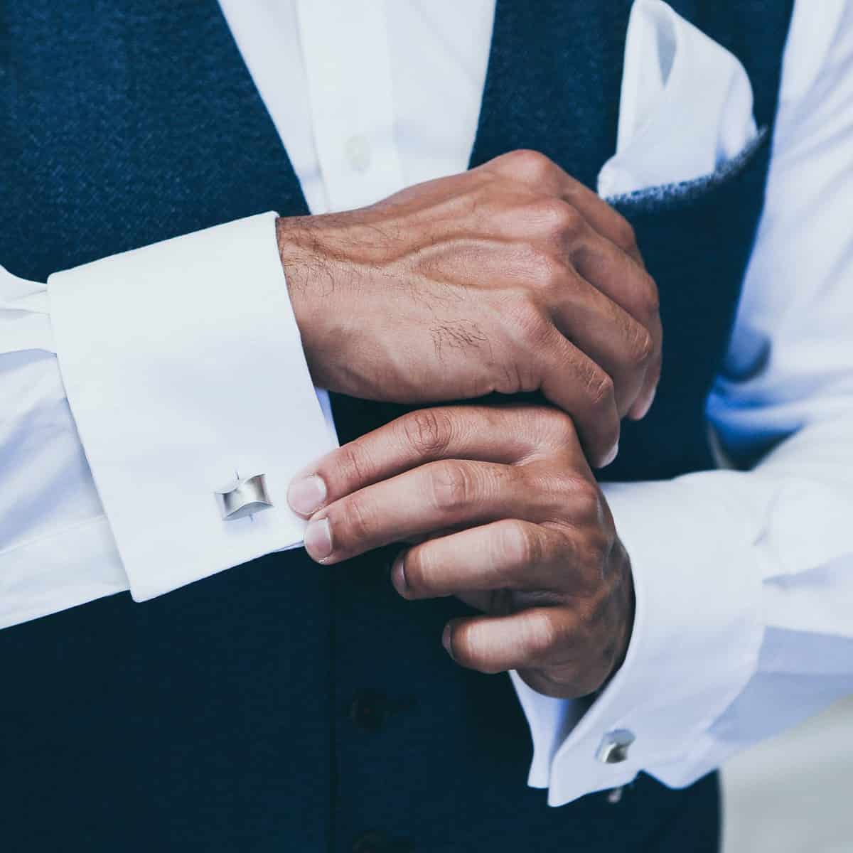 História e Evolução das Abotoaduras: Um Toque de Elegância Atemporal