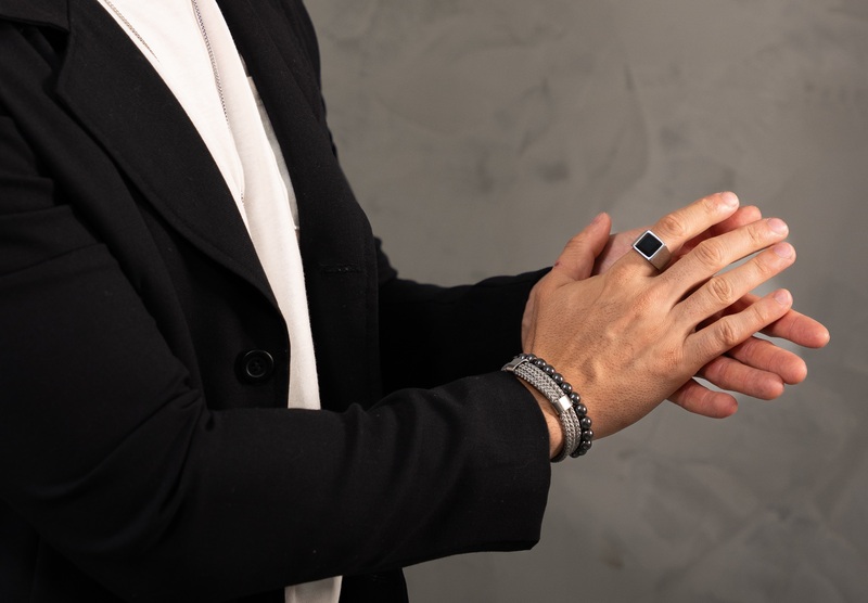 Como Combinar Anéis Masculinos: Dicas de Metais e Proporções