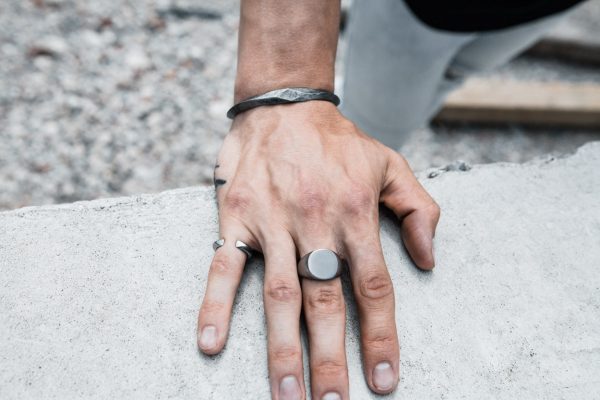 como usar anéis masculinos