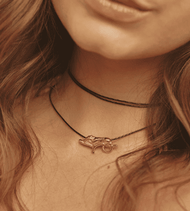 Choker e Decotes: O Guia Definitivo para Harmonizar seu Look