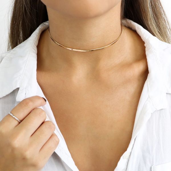 Choker Rígida vs. Choker de Veludo: Qual Combina Mais com Você?
