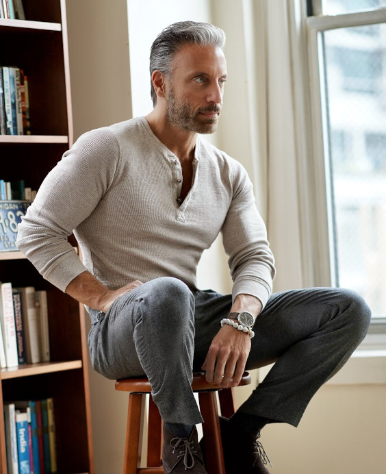 como usar Henley masculina