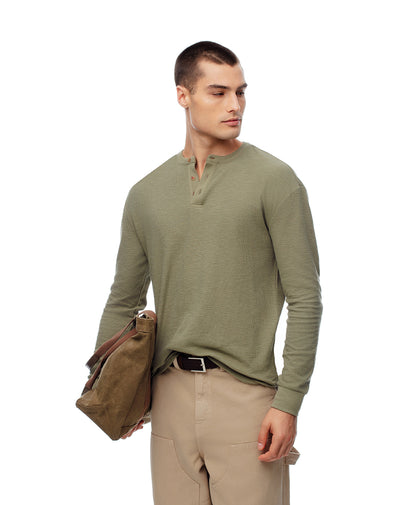 Camiseta Henley no Inverno: Dicas de Layering para um Look Sofisticado
