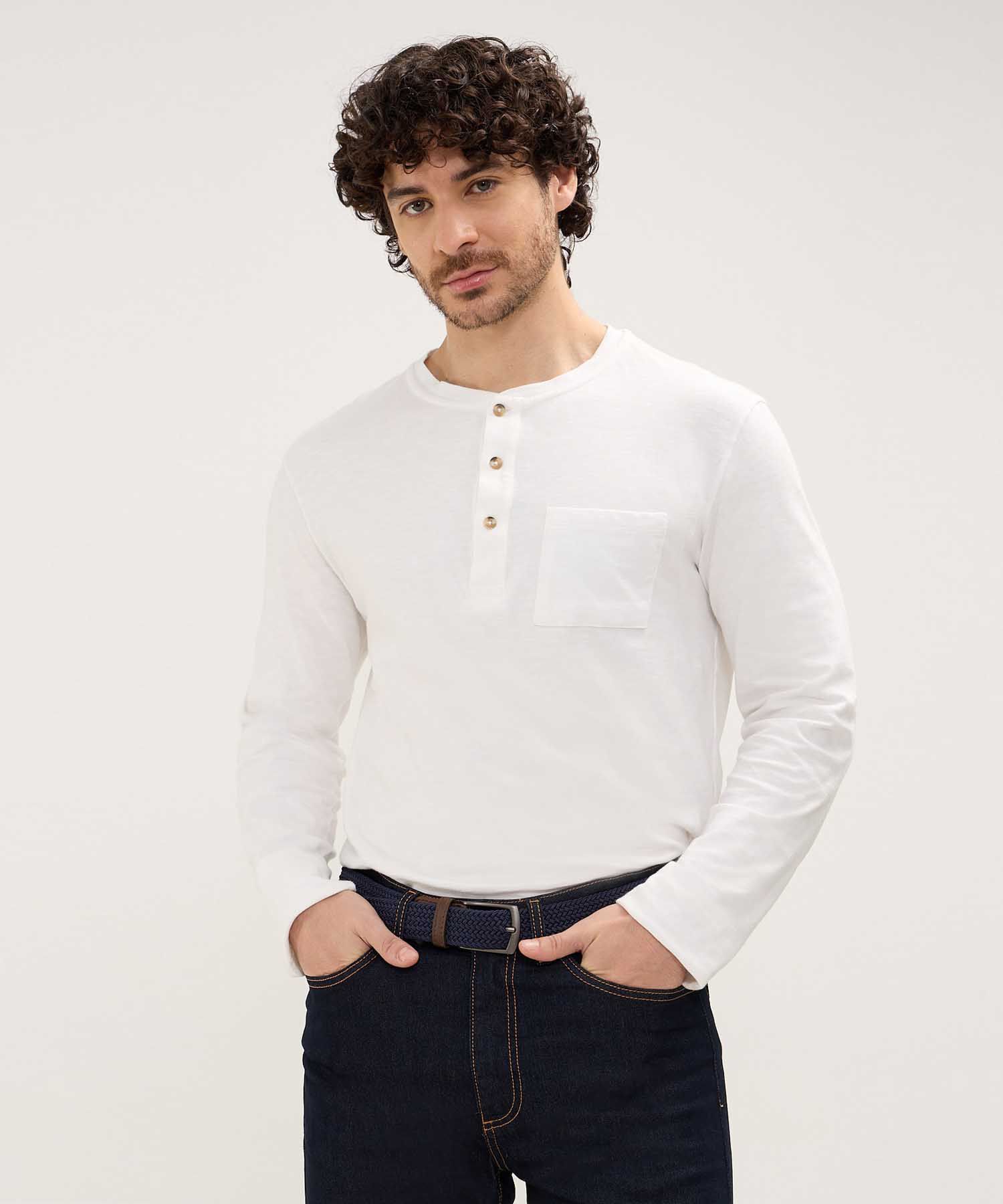 como usar Henley masculina